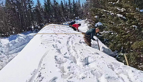 景區(qū)運營三部開展備戰(zhàn)“五一”突擊清雪工作